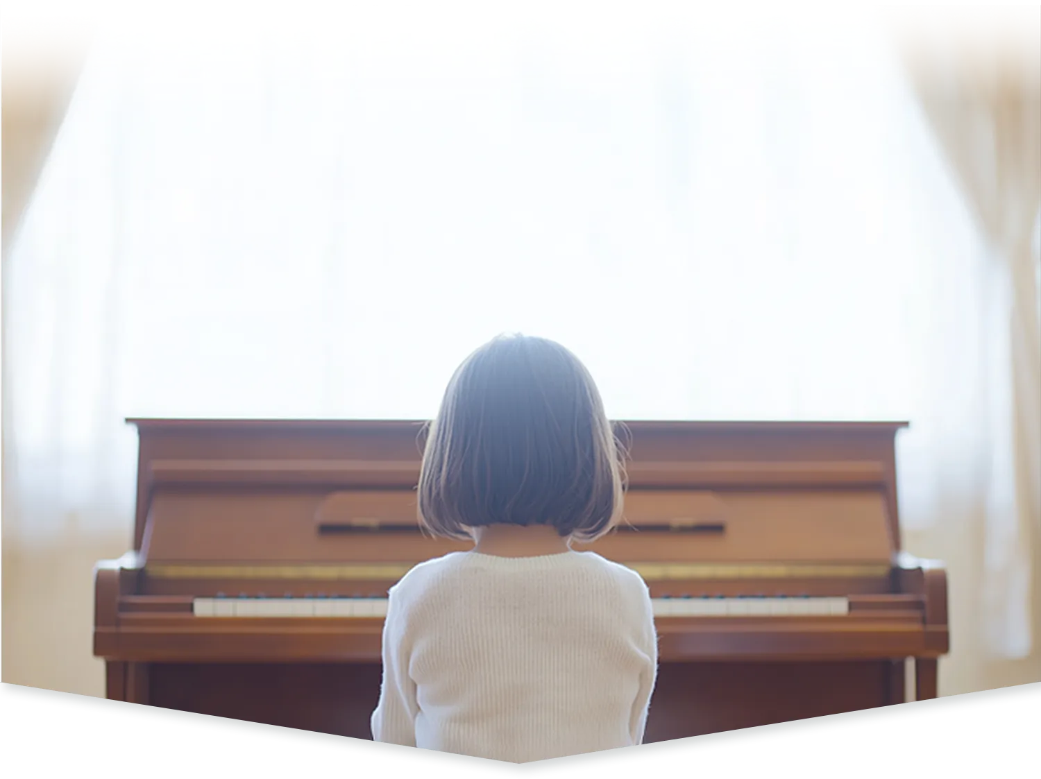 ピアノの前に座る子ども