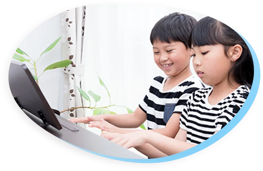 ピアノを弾く男の子と女の子